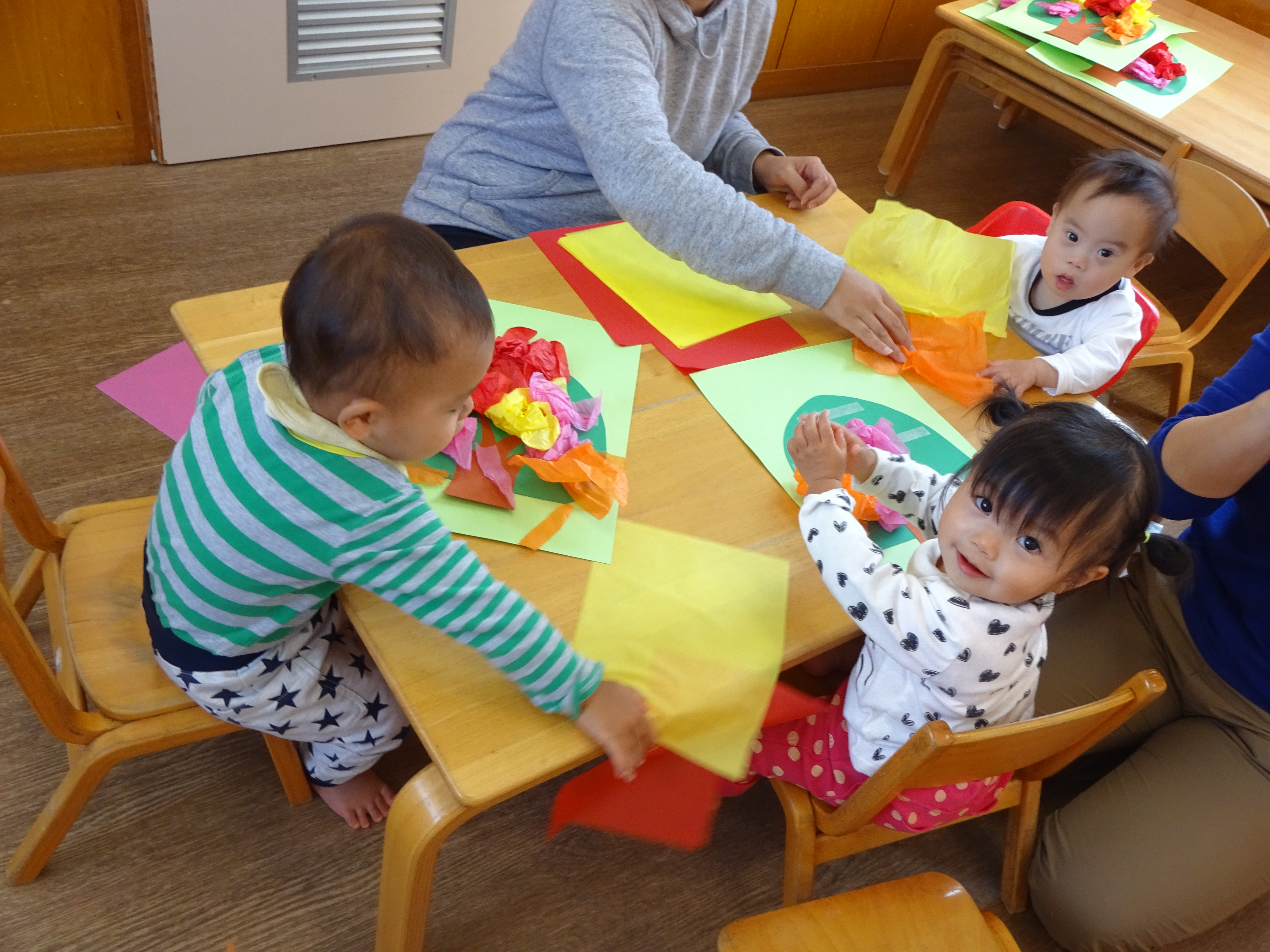 たんぽぽ組✿お花紙をさわって遊んだよ✿
