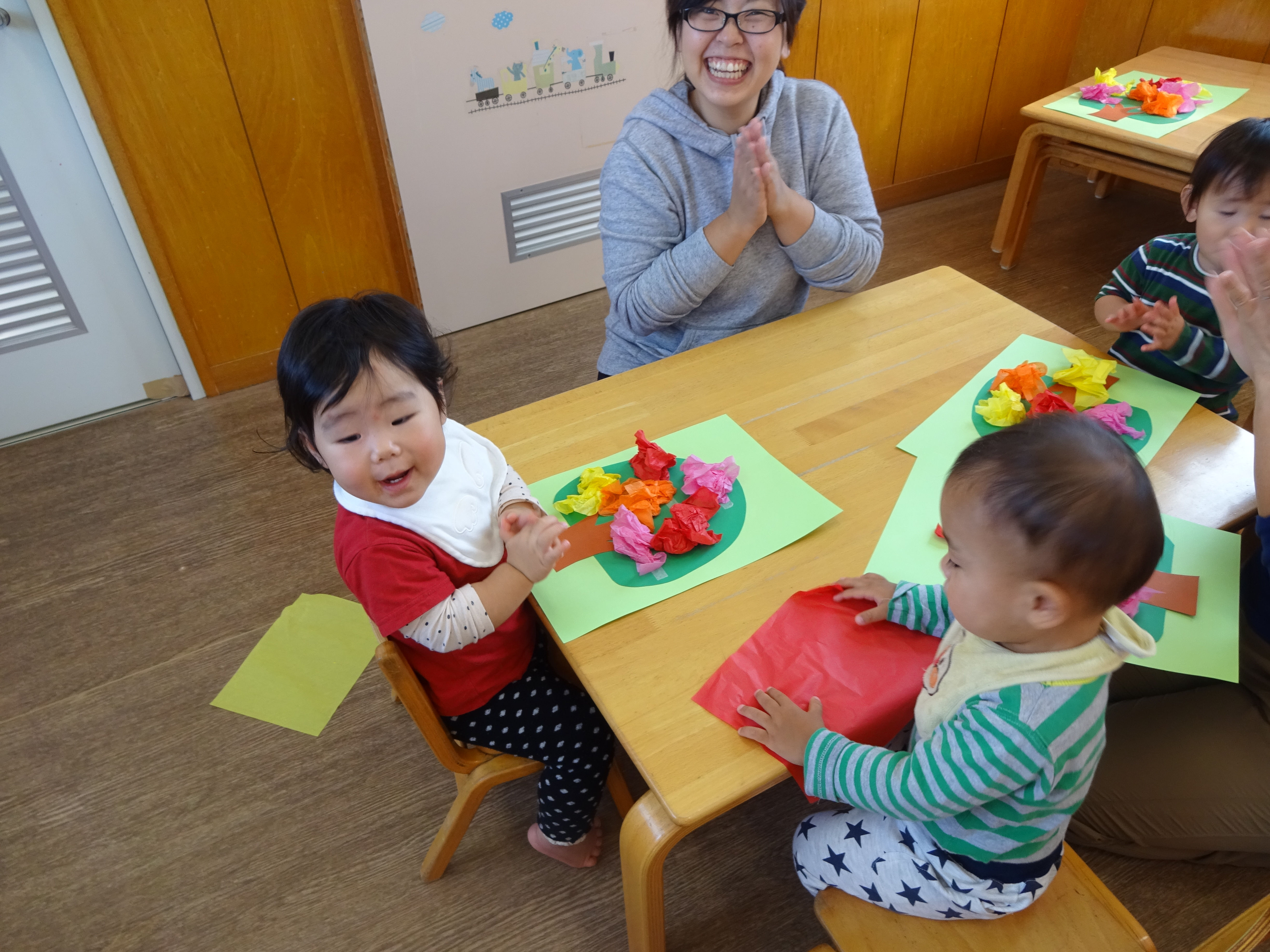 たんぽぽ組✿お花紙をさわって遊んだよ✿